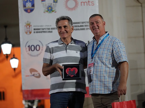 Горан Пауновић , предсједник Организационог одбора фестивала „Лицидерско срце” додијељује награде учесницима фестивала