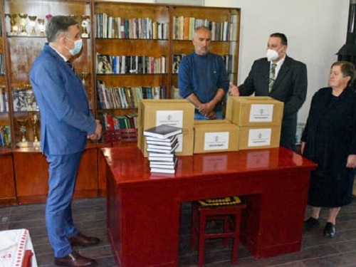 Донација књига библиотеци у Вишњићеву