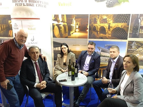 Кошарац и Цицовић у разговору са излагачима на 12. Међународном сајму вина