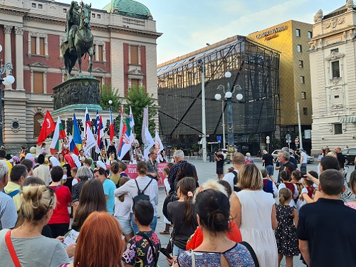 Учесници фестивала на Тргу републике у Београду, испред споменика кнезу Михаила Обреновића