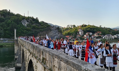 Skup učesnika folklornih ansambala na mostu u Višegradu
