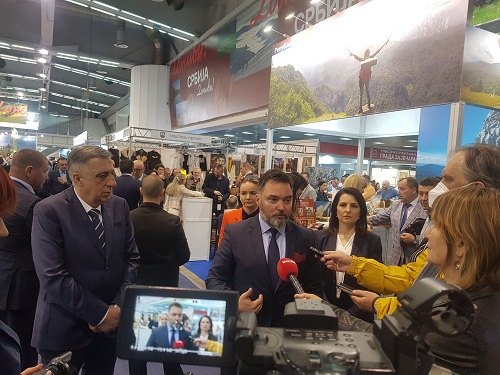 Сташа Кошарац министар спољне трговине и економских односа у Савјету министара БиХ даје изјаву за медије