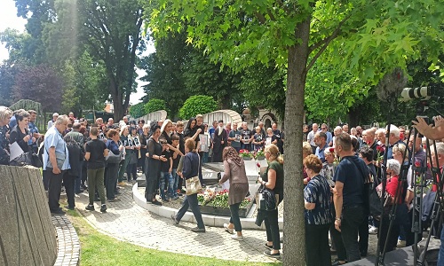 Učesnici povorke pristigli na grob dr Stankovića gdje ih je dočekala njegova supruga i porodica kojima su izrazili saučešće