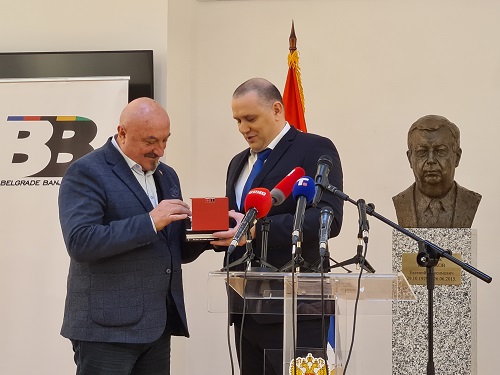 Горан Петронијевић, београдски адвокат, као посебан поклон добио је џепни сат са посветом