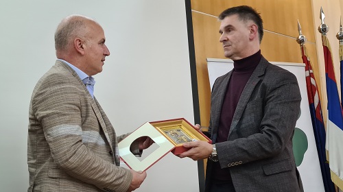 Аутор филма, Гвозден Шарац даровао је г. Јеремићу икону у име градоначелника Источног Сарајева Љубише Ћосића